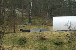 _MG_3412.JPG (399.94 KiB) 6099 mal betrachtet Das Gründstück endet in der Linie der Steine und Birke.