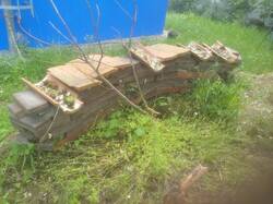 Trockenmauer mit Strangfalzziegeln