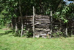 Totholz-Hecke mit Igelunterschlupf