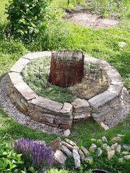 Keyholebeet mit Trockenmauer.jpg