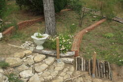 _MG_4141.JPG (391.09 KiB) 9473 mal betrachtet Die bis dato zwei Schindelreihen von Westen aus gesehen. Die Dritte verläuft etwa auf der Höhe des Ziegelhaufens am linken Bildrand.