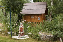 Baba Jaga Ecke mit Totholz, und mit Kräutern überwachsenen Sandarium