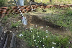 Damit sich bei der Hanglage und dem lehmigen Boden kein Wasser im unteren Bereich staut, legte ich den Grund waagerecht mit leichter Neigung hangabwärts an.