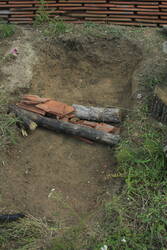 Ziegel und Holz bilden weitere Versteck- und Aufwärmmöglichkeiten und verhindern das Ausschwemmen des Sandes bei starkem Regen. Test erfolgreich bestanden.