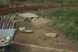 Aufbereitung und Sicherung der Böschung zu einer Ebene hin. Die Steinplatten sollen den Hang für bodenbrütende Insekten stellenweise vor Regen schützen.