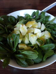 Feldsalat geht gerade in jeder Ritze auf. In den Gemüsebeeten muss ich nur den Mulch zur Seite schieben, damit er keimen kann. Kohlrabi finde ich immer wieder mal unter dem Begleitgrün/Lebendmulch.