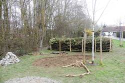 Pyramide, tot Holzzaun