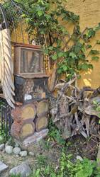 Insektenhotel und -fläche
