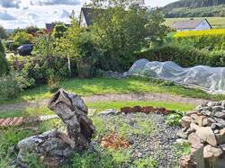 Der Blick auf das Schotterbeet mit einem tollen Stück Birke, rechts die Steinpyramide, unter dem Tunnel das Gemüsebeet, dahinter die Hainbuchenhecke. Die Pufferzone besteht da leider auch  noch aus Flieder, Hamamelis und anderen, nicht heimischen Sträuchern. Die werden nun nach und nach ausgetauscht.