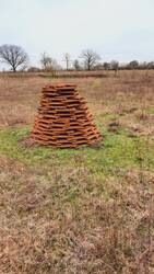 Pyramide mitten im Garten