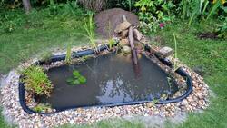 Der Teich ist frisch eingebaut
