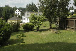 _MG_2287.JPG (393.89 KiB) 7198 mal betrachtet Flieder und Giersch sind hier noch ein kleines Problem. Fotobomb durch Mulle (Zwergmaulbeere). Sie hat sich von den Schnecken erholt.