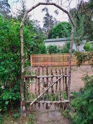 Tor und Torbogen aus Totholz (Birke) - die Thuja in der rechten Ecke ist jetzt weg...